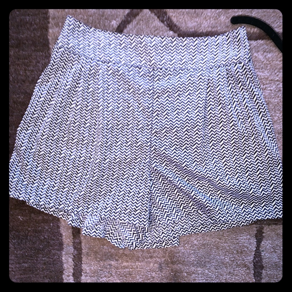 Black & white American Eagle shorts - Picture 2 of 5